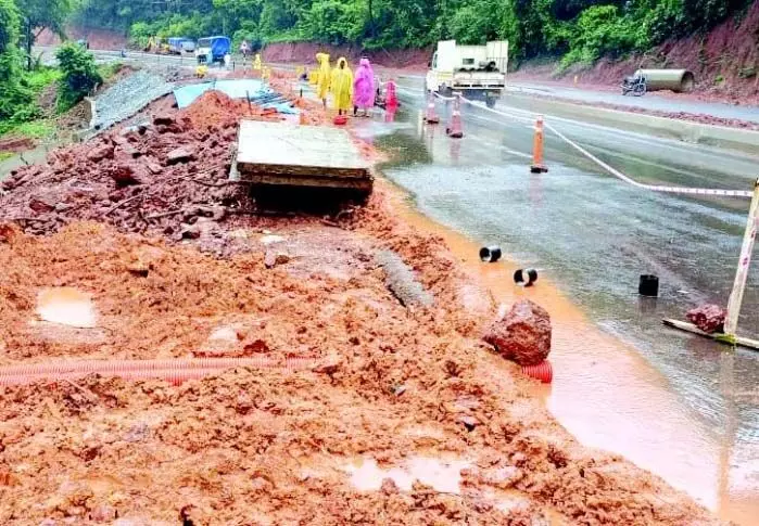 Goa: दीवार ढहने से दरारें और गहरी हो गईं, बेथोरा-बोरिम राजमार्ग को नुकसान पहुंचा