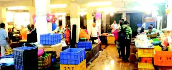 PMC ने बाजार के नाले में कचरा फेंकने पर चिकन विक्रेताओं पर जुर्माना लगाया