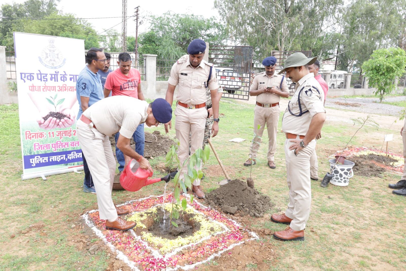 Datia: एक पेड़ मां के नाम पौधारोपण अभियान पुलिस लाईन में पुलिस अधीक्षक द्वारा आयोजित