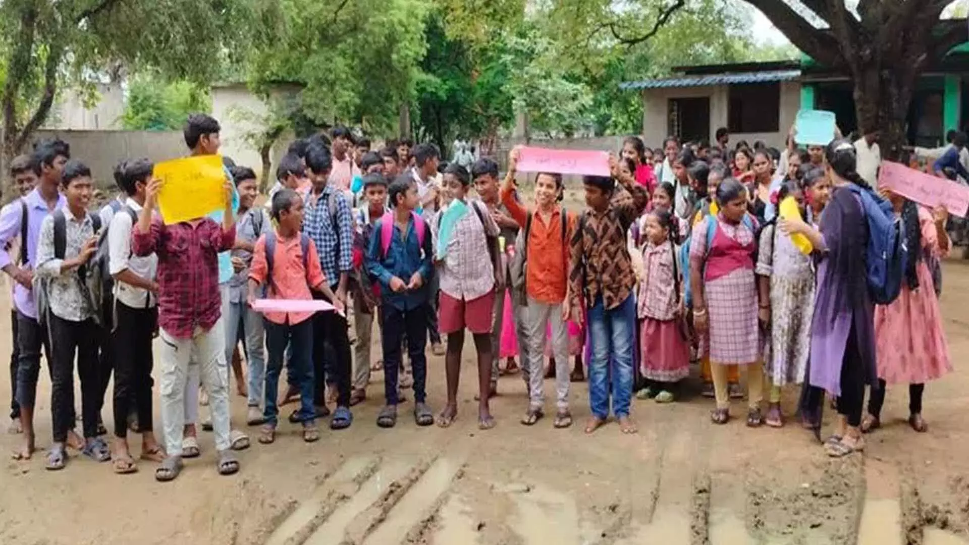 Kothagudem: 135 छात्रों पर दो शिक्षक, अभिभावकों का विरोध
