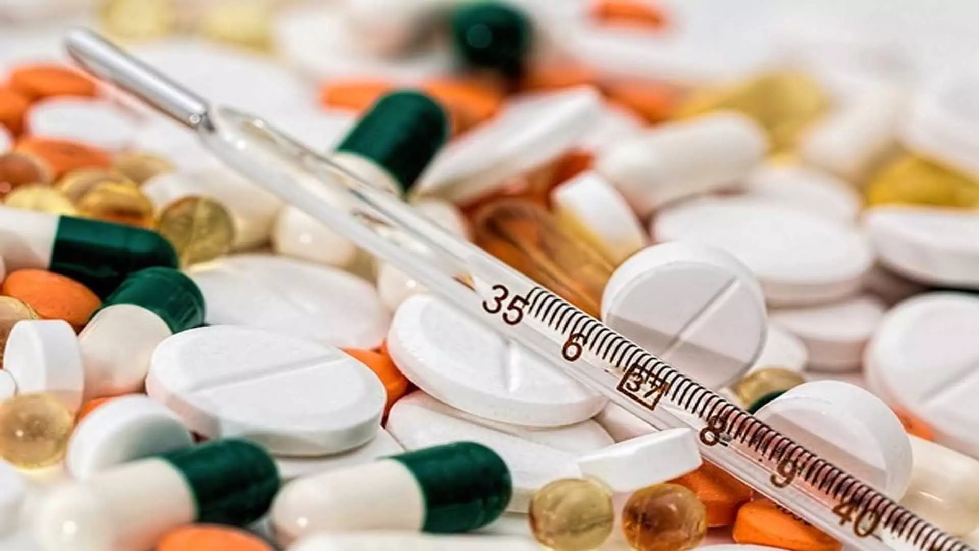 Telangana: डीसीए ने 2 स्थानों पर छापे मारे, अवैध रूप से स्टॉक की गई और अधिक कीमत वाली दवाएं जब्त कीं