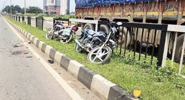 CG Accident: दो बाइकों में भिड़ंत, एक की दर्दनाक मौत