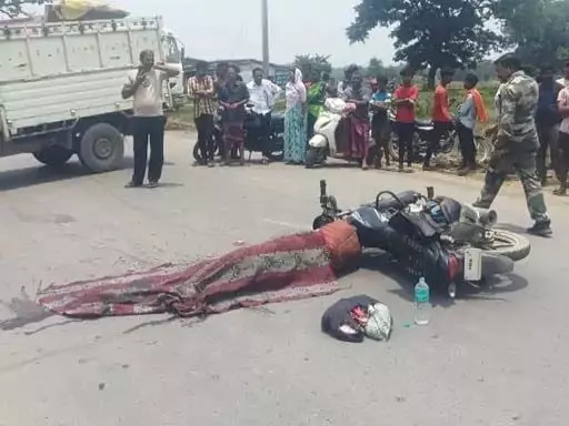 CG Accident: ट्रक ने बाइक सवार महिला को कुचला, दर्दनाक मौत