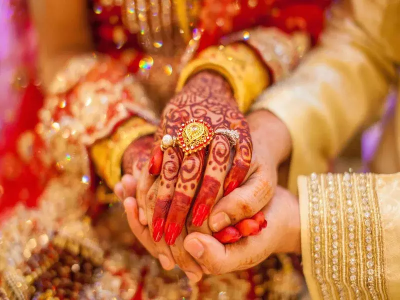 विधवा से शादी कर रहा था विवाहित युवक, पहुंच गई पहली वाली फिर जो हुआ