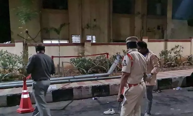 Telangana: पुलिस ने लुटेरों पर की फायरिंग, पुलिसकर्मी और गिरोह का सदस्य घायल