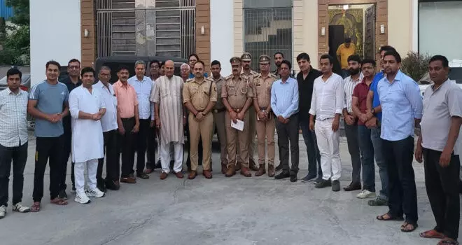 NCR Noida: एसीपी श्री प्रवीण कुमार समेत पूरी टीम ग्राम नोवरा कार्यालय पर पहुंची