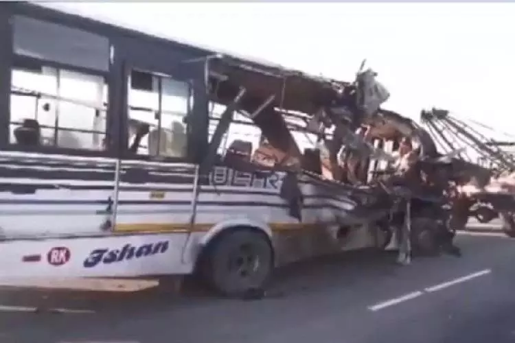 Karnataka: बस और ट्रक में हुई जोरदार टक्कर