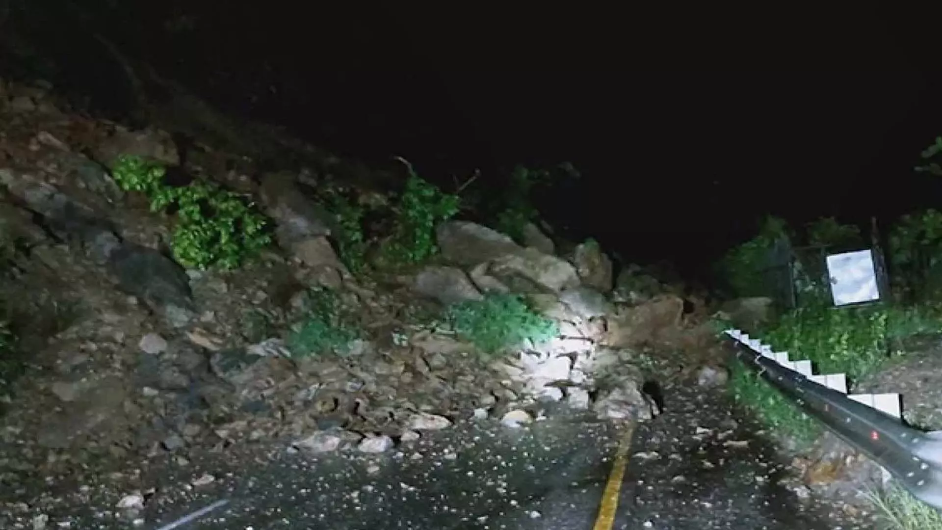 Central Nepal: राजमार्ग पर भूस्खलन से दो यात्री बसें बह गईं, पांच दर्जन लोगों के लापता होने की आशंका