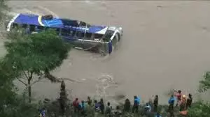 WORLD : नेपाल में लैंडस्लाइड से 2 बसें त्रिशुली नदी में गिरीं