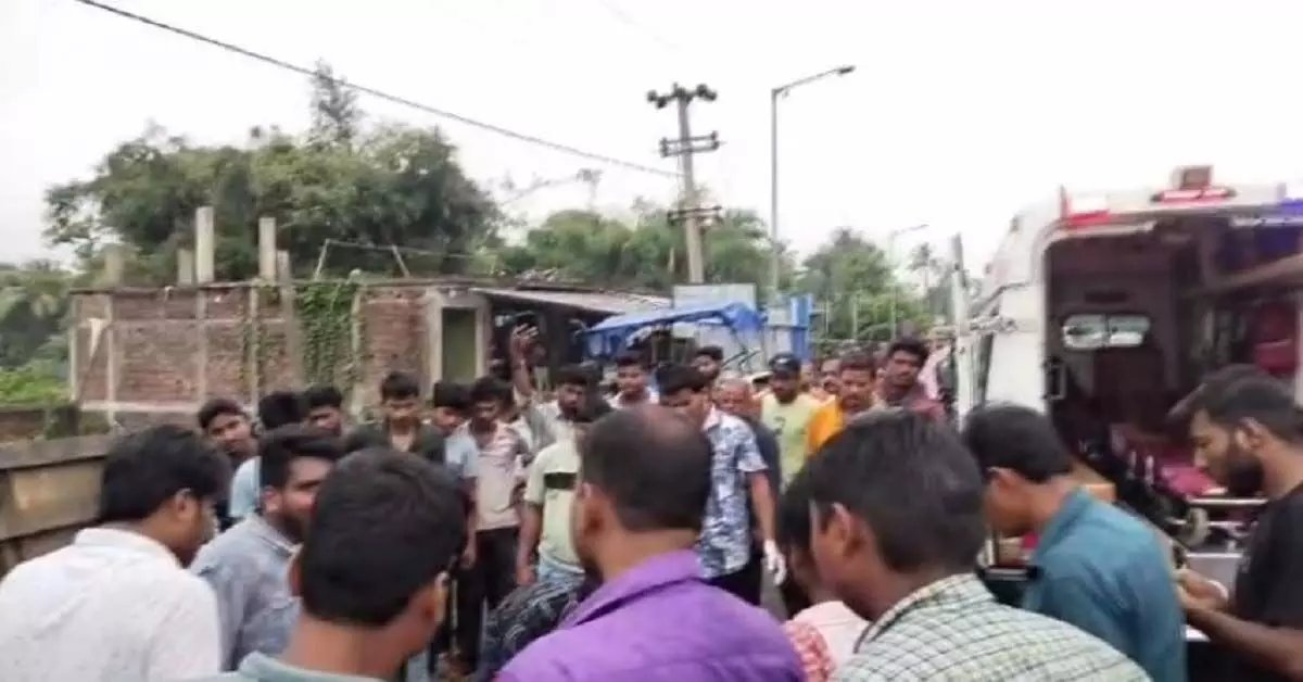 Balasore : महिला की बस की चपेट में आने से मौत, युवक गंभीर