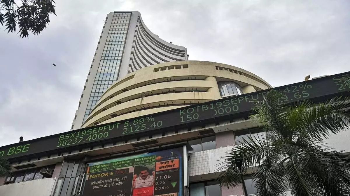 Sensex trades: सकारात्मक वैश्विक संकेतों से सेंसेक्स में तेजी
