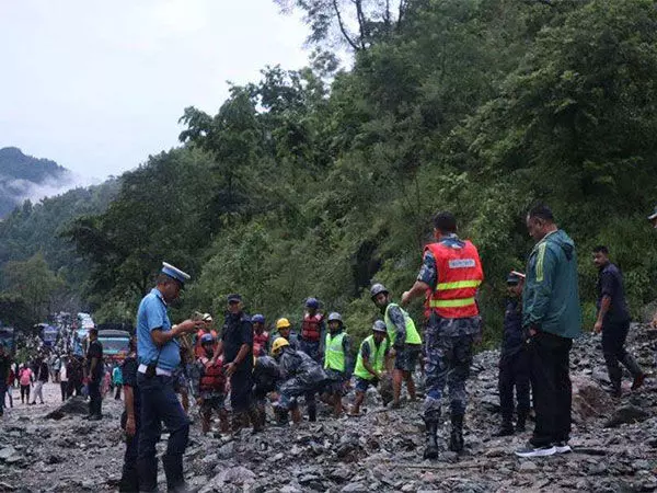 Nepal : नदी में दो बसें बही, यात्रियों के लिए खोज और बचाव अभियान शुरू