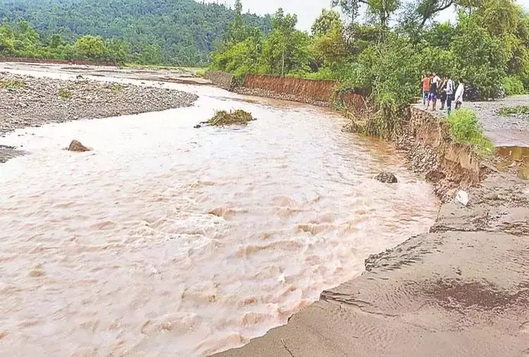 Haldwani:  बारिश में उफनाए नाले में बहा बाइक सवार