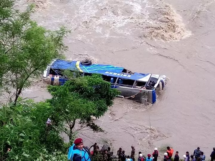Accident: लैंडस्लाइड के कारण उफनती नदी में गिरी बस, 7 भारतीयों की मौत