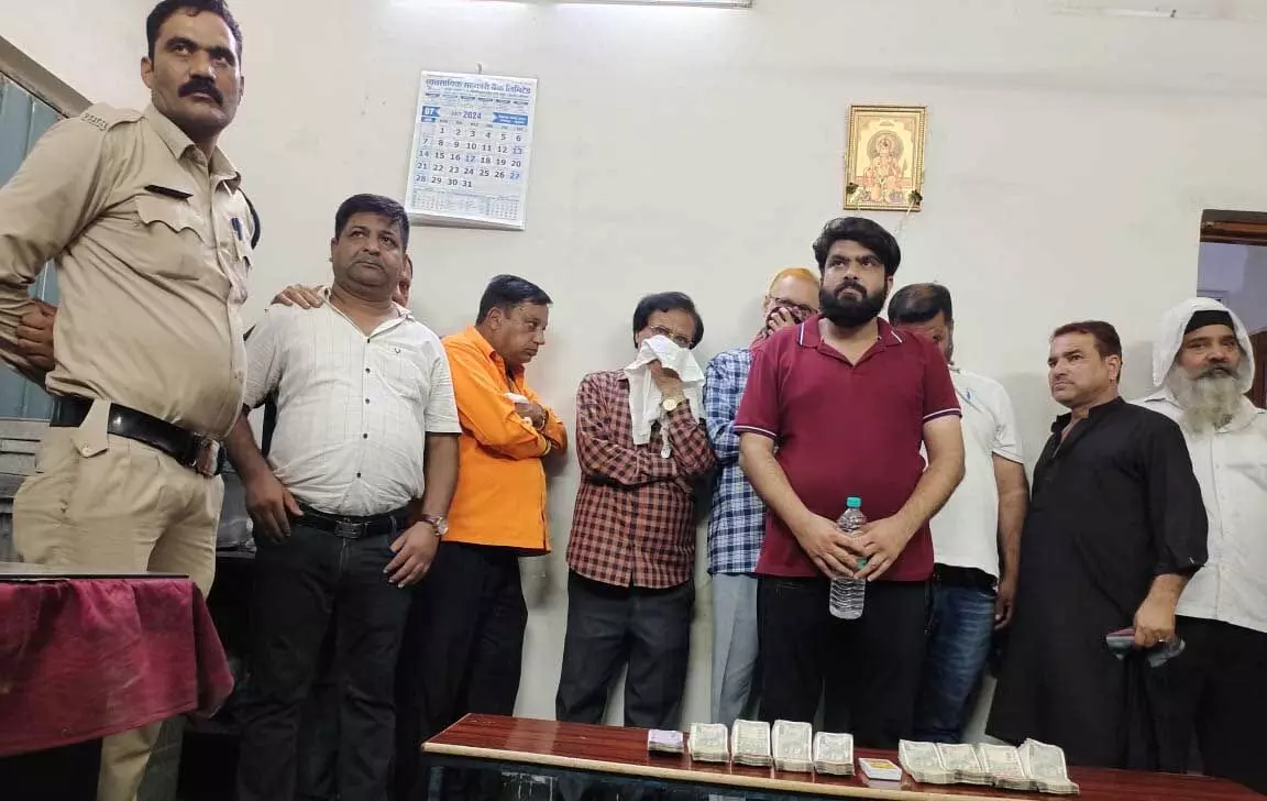 Raipur के होटल पूनम में पुलिस ने मारी रेड, 12 जुआरी गिरफ्तार