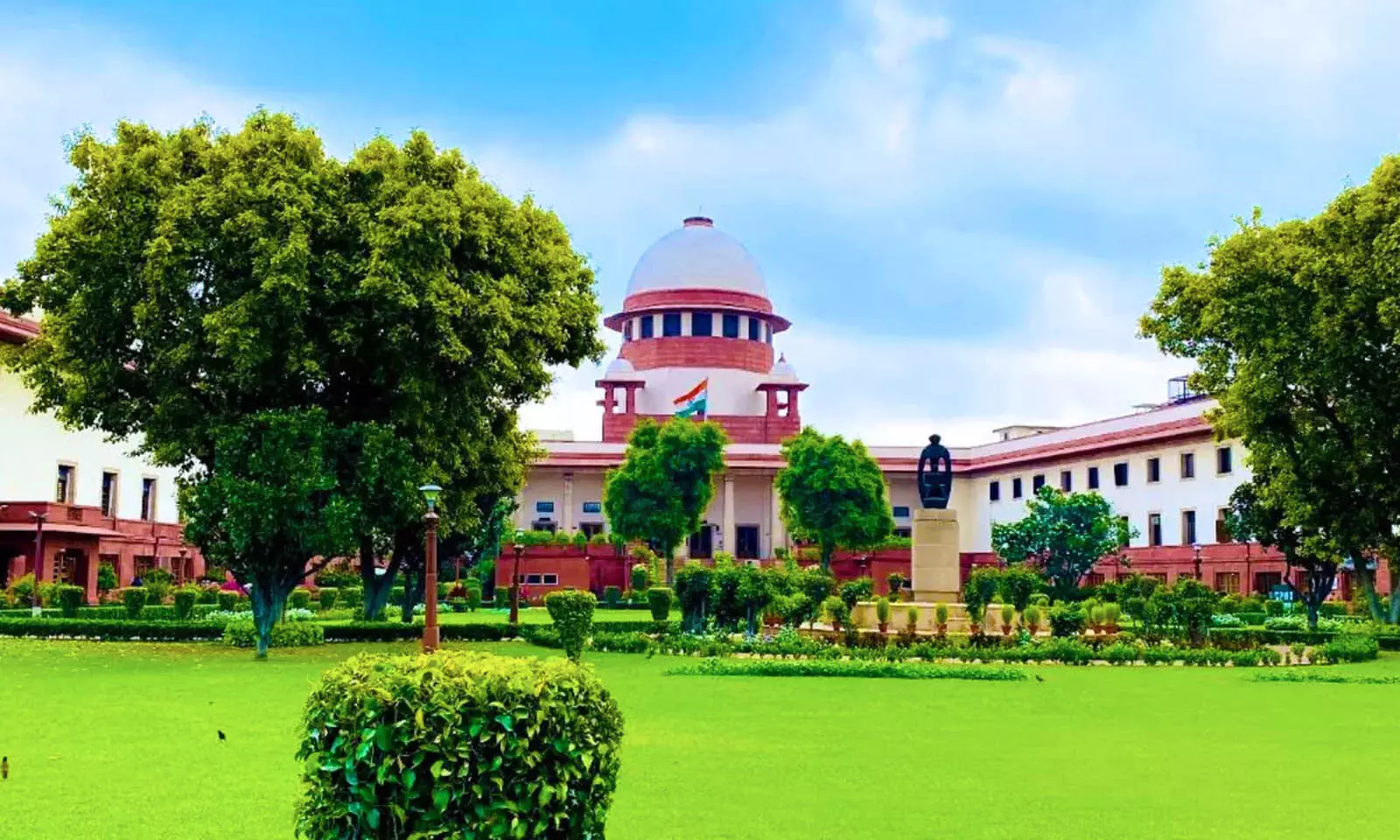 Supreme Court: NEET-UGE परीक्षा की मांग करने वाली याचिकाओं पर अपने फैसले पर रोक