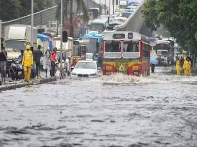Mumbai: भारी बारिश से लबालब हुई मुंबई के सड़क