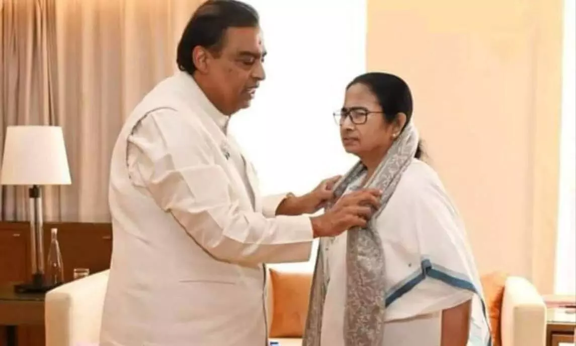 Mamata Banerjee: मुख्यमंत्री बनर्जी का स्वागत करते हुए मुकेश अंबानी