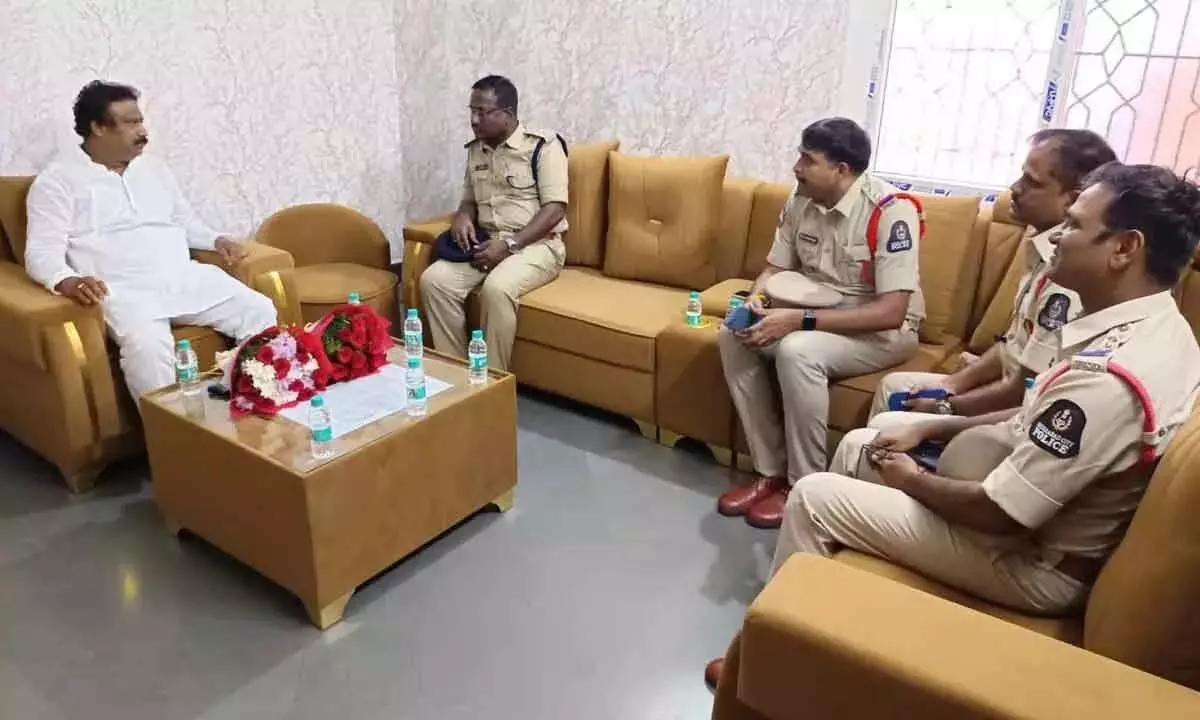 Telangana: कैंट विधायक श्री गणेश ने पुलिस अधिकारियों के साथ समीक्षा बैठक