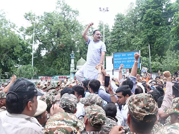 Delhi भाजपा प्रमुख वीरेंद्र सचदेवा को हिरासत में