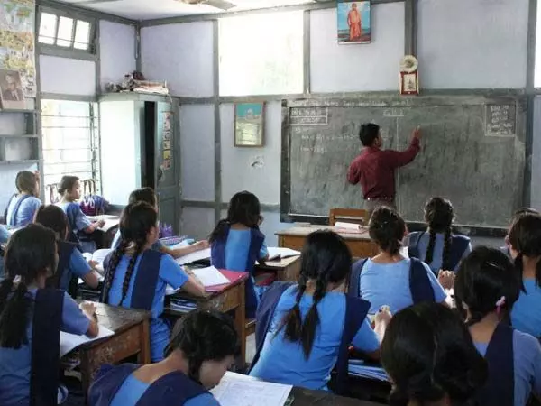 Madhya Pradesh: स्कूल में शराबी टीचर सालों से लापता