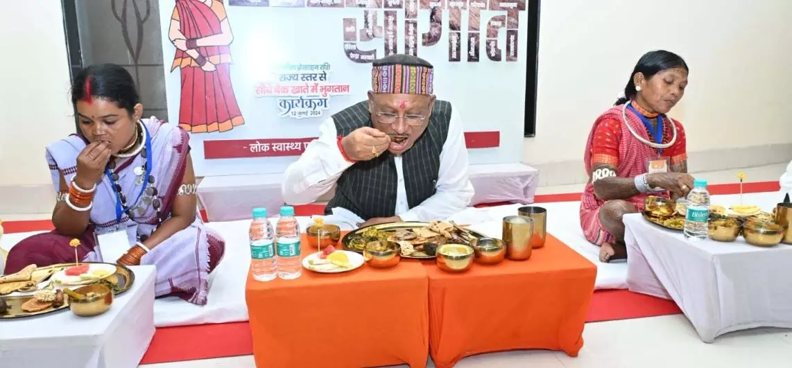जब मितानिन दीदियों के साथ पंगत में बैठकर CM विष्णुदेव साय ने किया भोजन, VIDEO