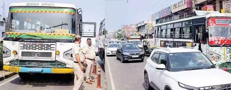 Red Light चौक पर नालागढ़ डिपो की बस खराब हुई