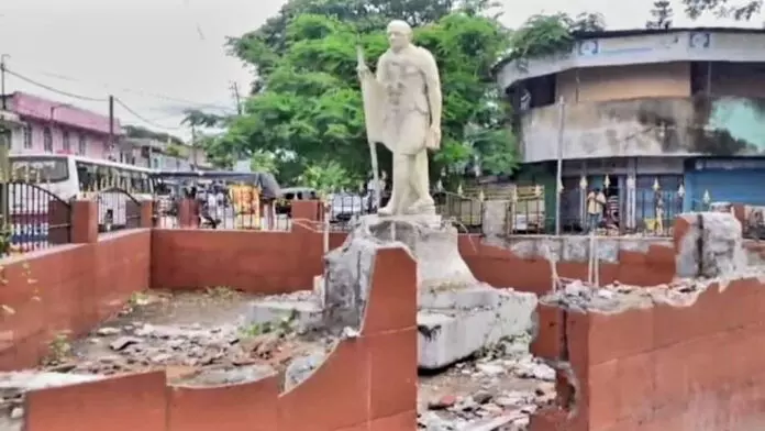 भाजपा शासित ASSAM में घंटाघर बनाने के लिए महात्मा गांधी की प्रतिमा हटाई गई
