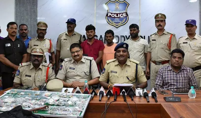 Sangareddy में तीन चोरों और उनसे सोना खरीदने वाली दो महिलाओं को गिरफ्तार किया