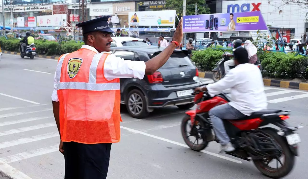 IT  कॉरिडोर में यातायात की भीड़ को कम करने के लिए ट्रैफिक मार्शल, मौजूद