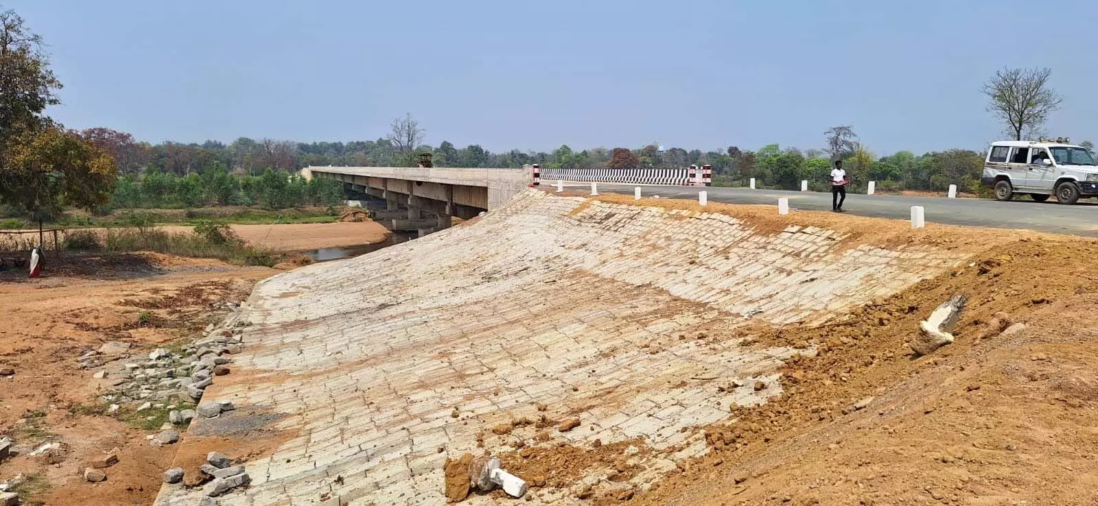 Chhindai River में बना उच्च स्तरीय पुल, ग्रामीणों के लिए आवागमन का रास्ता गया खुल