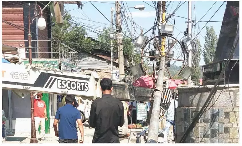 Baramulla में खतरनाक तरीके से झुका हुआ बिजली का खंभा हटाया गया