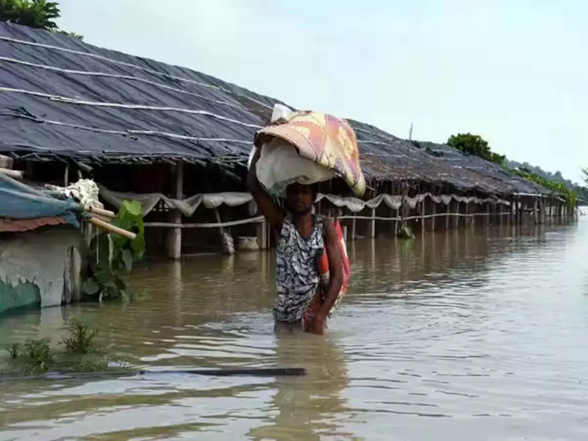 Assam में बाढ़ से 26 जिलों के 14 लाख लोग अभी भी प्रभावित