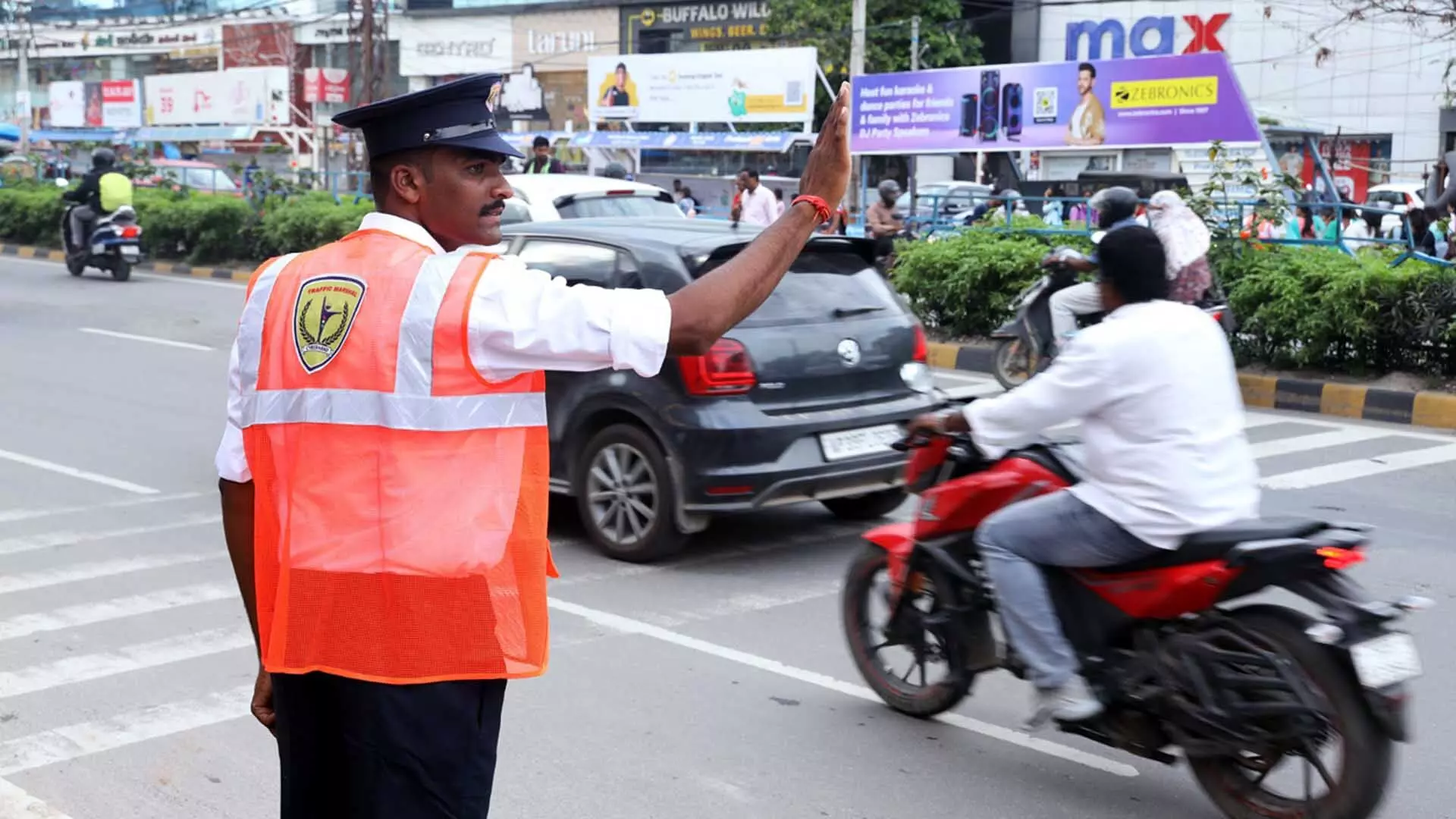 Hyderabad के आईटी कॉरिडोर में यातायात की भीड़ को कम करने के लिए ट्रैफिक मार्शल तैनात