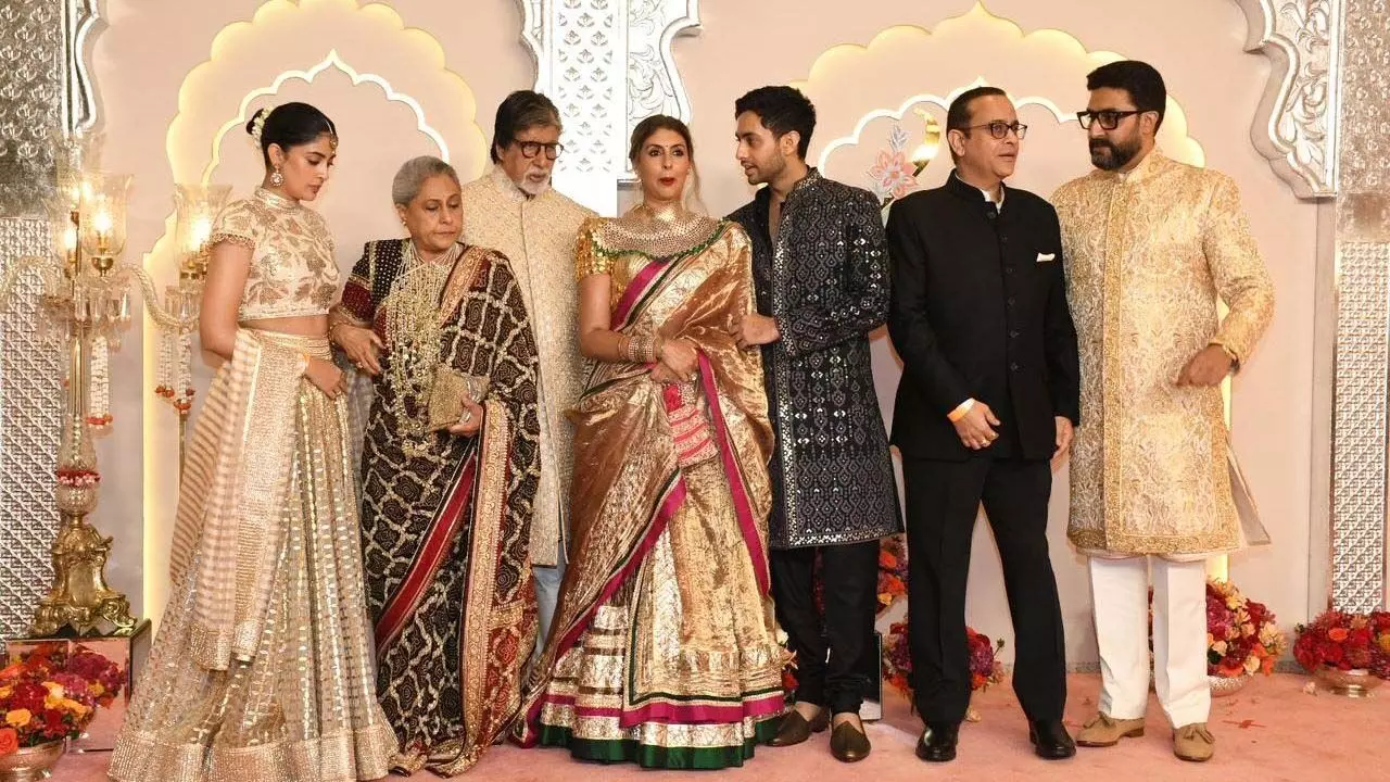 Amitabh Bachchan परिवार के साथ परफेक्ट फ्रेम में पोज देते हुए