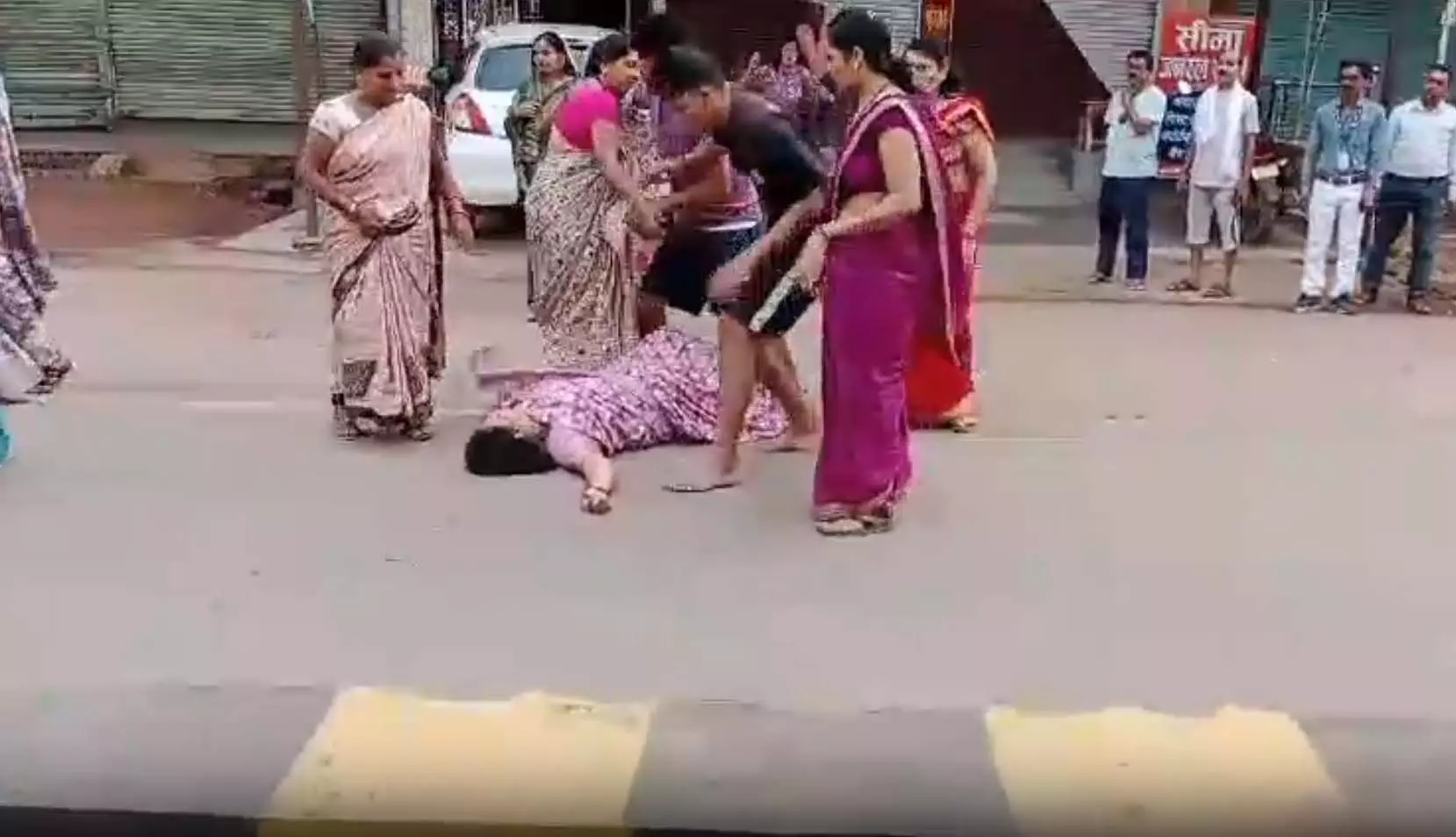 CG VIDEO NEWS: भाजपा पार्षद को महिलाओं ने पीटा