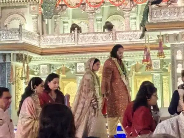 Anant-Radhika wedding: अनंत-राधिका की हुई शादी, देखें वरमाला की तस्वीरें
