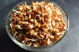 Sprouted Chickpeas: जानिए फायदे सुबह खाली पेट अंकुरित चने खाने के