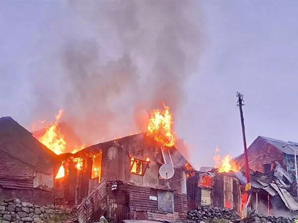 Sikkim : त्रिशक्ति कोर की त्वरित प्रतिक्रिया ने याकला के ग्रामीणों को विनाशकारी आग से बचाया