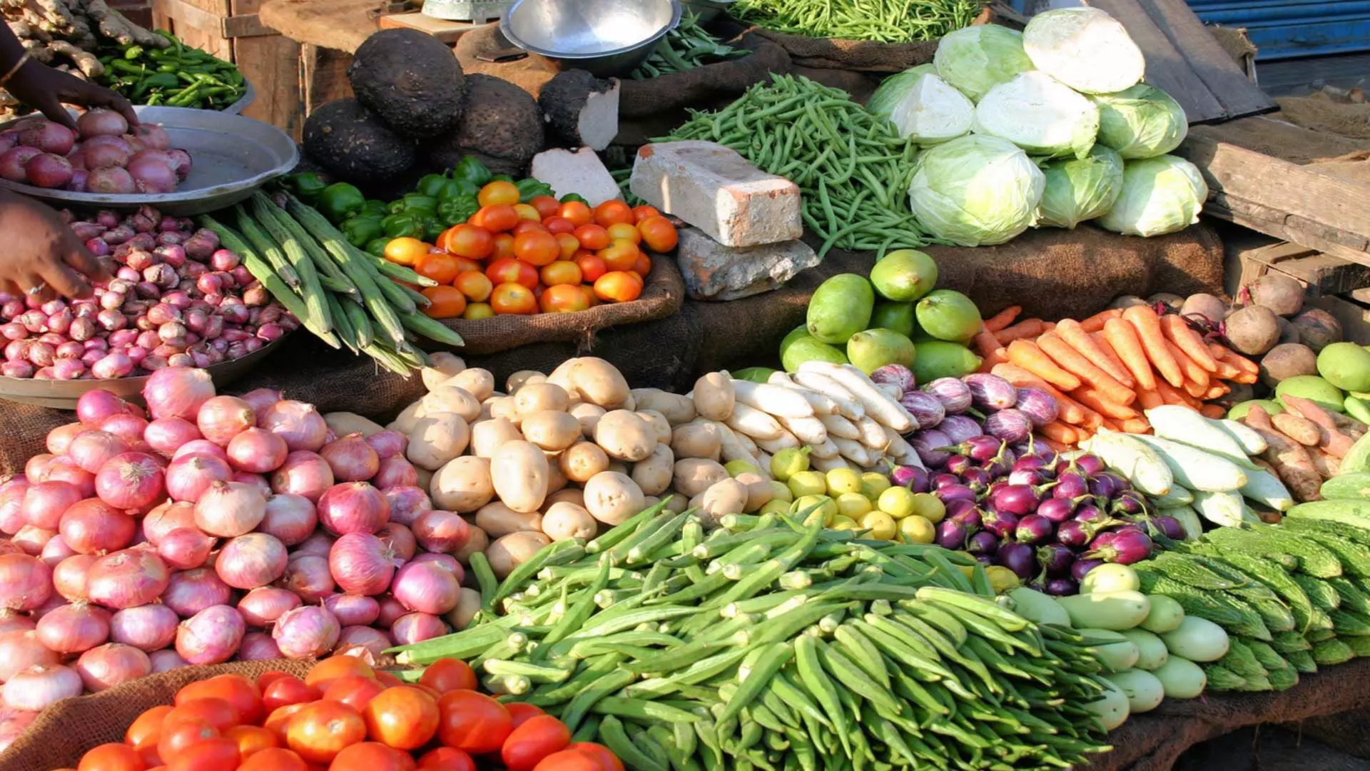 Delhi News: बर्दवान में जिला परिषद ने रियायती दरों पर सब्जियां बेचीं