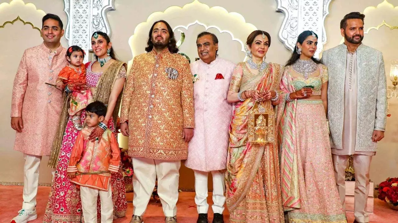 Anant-Radhika Wedding: अंबानी परिवार का शानदार वेडिंग लुक