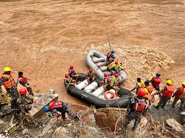 Nepal: भूस्खलन में बही दो यात्री बसों के लिए तलाशी अभियान फिर से शुरू