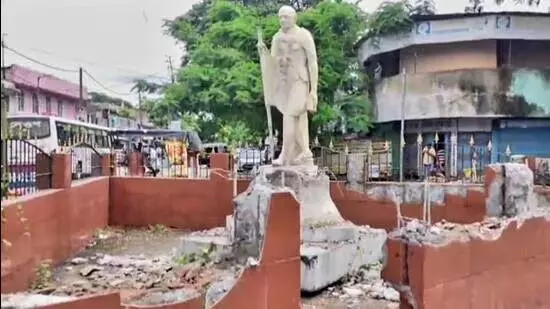Assam: महात्मा गांधी की प्रतिमा हटाने पर विवाद