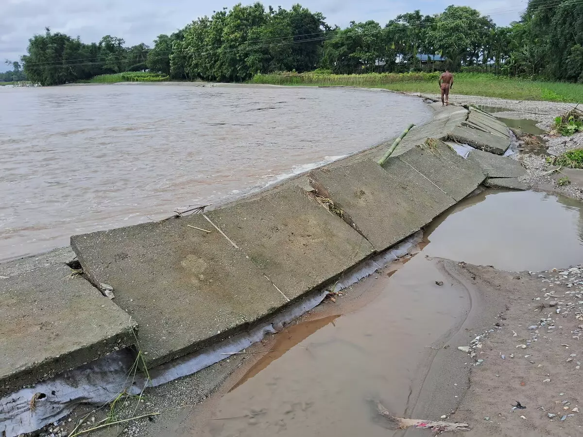 Assam: तुनियाडांगा गांव के निवासियों ने कटाव रोधी संरचनाओं में तकनीकी खराबी का आरोप