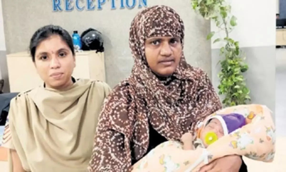 Telangana News: एक व्यक्ति ने 18 दिन की बेटी को 1.5 लाख रुपये में बेचा, गिरफ्तार