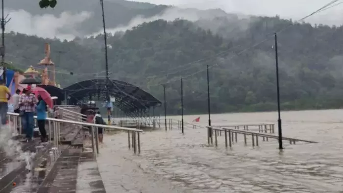 Rishikesh: भारी बारिश के कारण गंगा में उफान के कारण अलर्ट जारी