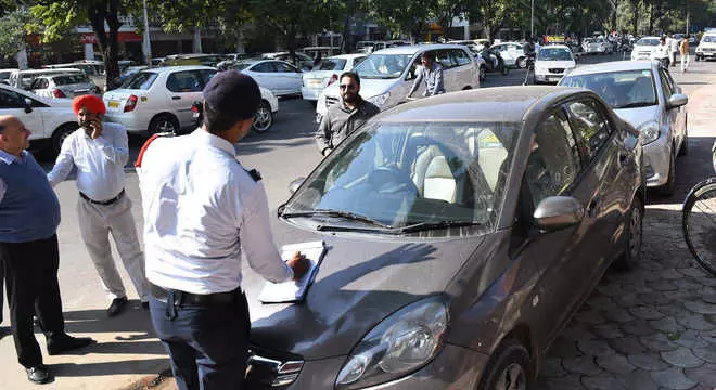 HARYANA :  गुरुग्राम पुलिस ने गलत लेन में गाड़ी चलाने पर 1,015 का चालान काटा