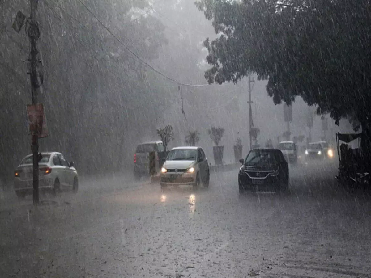 Mumbai: कुछ हिस्सों में भारी बारिश, आईएमडी ने भविष्यवाणी करते हुए ऑरेंज अलर्ट