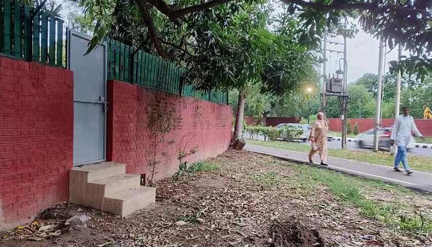 Chandigarh: सरकारी मकानों के निर्माण से बिल्डिंग बायलॉज को ताक पर रखा गया