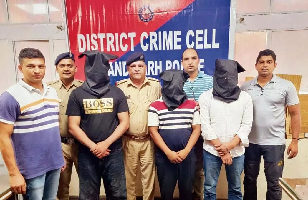 महंगे ब्रांड की बोतलों में सस्ती शराब, Chandigarh पुलिस ने 3 लोगों को पकड़ा